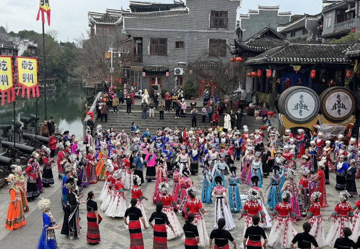 华服映灯火 非遗庆元宵 —— 湘西州民族服饰非遗展演在吉首华彩启幕