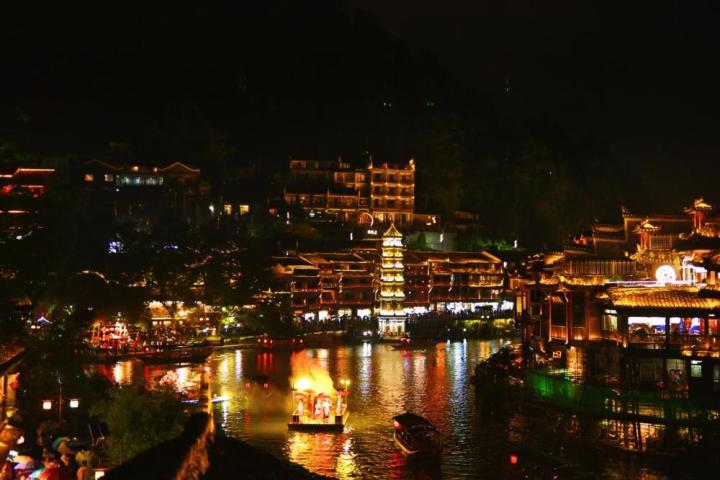 湖南凤凰古城解锁浪漫夜游假日时光